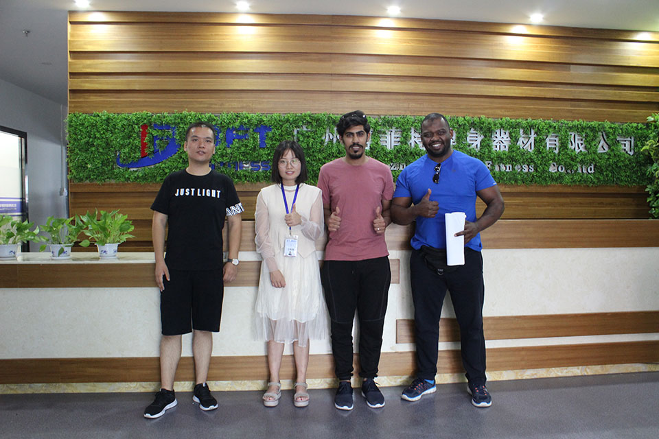 蜜桃视频黄色视频健身房器材