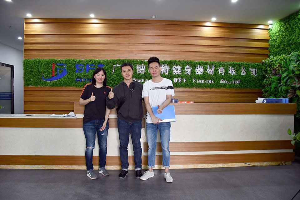 印度尼西亚客户来中国采购蜜桃视频黄色视频健身器材