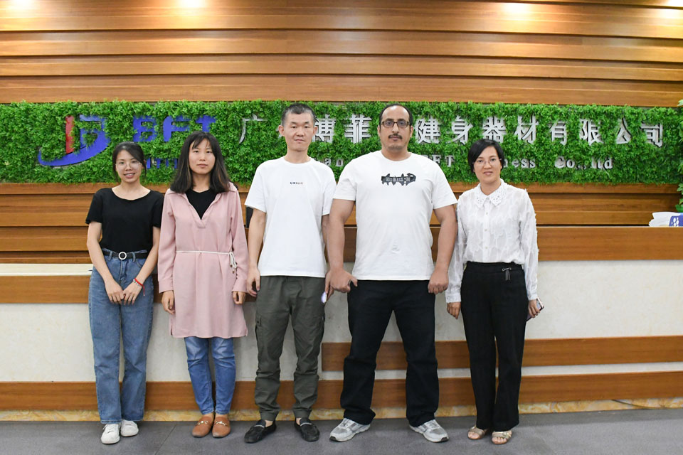 沙特客户进口蜜桃视频黄色视频品牌商用健身器材